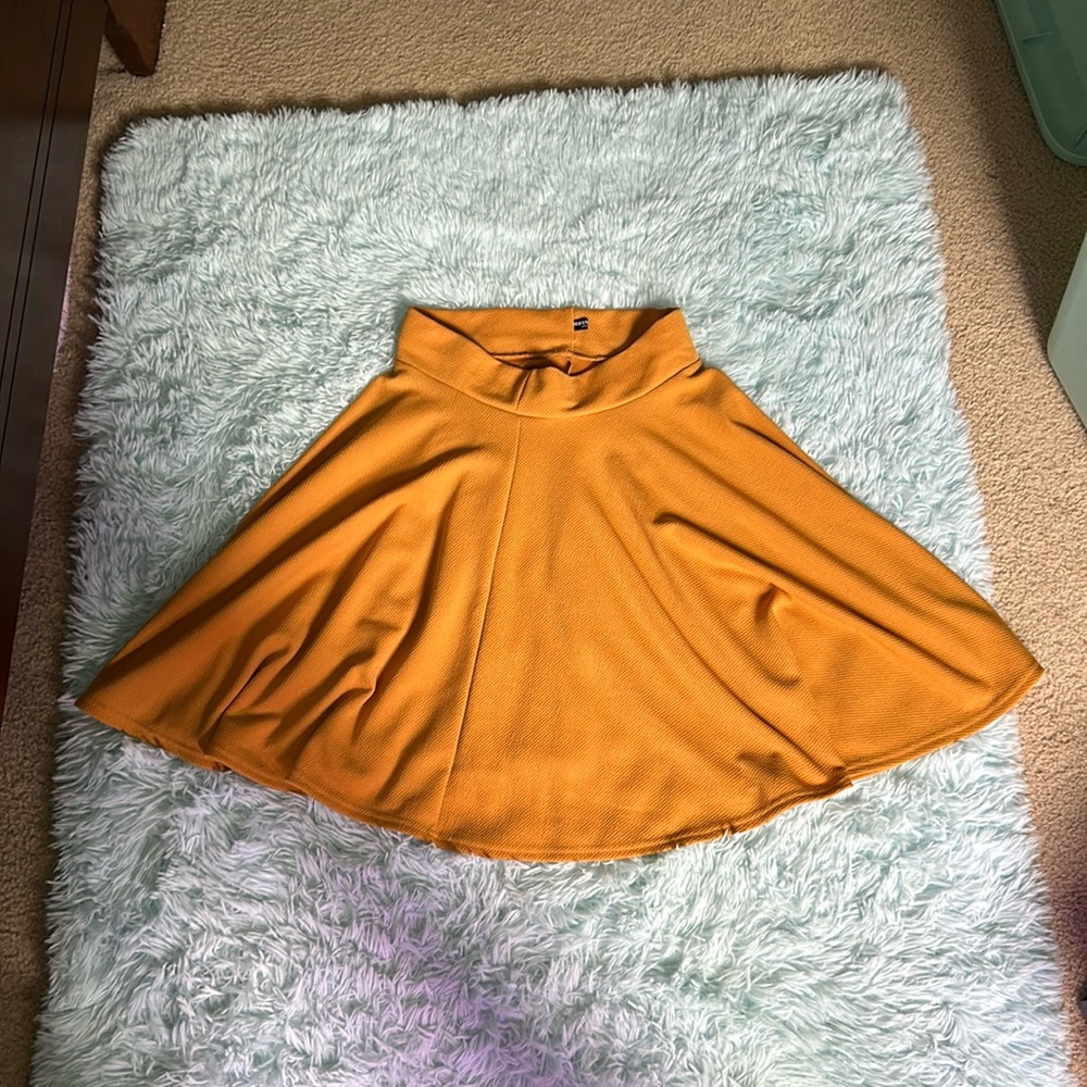 Mustard Yellow Skirt • Stretchy • Women’s size Medium